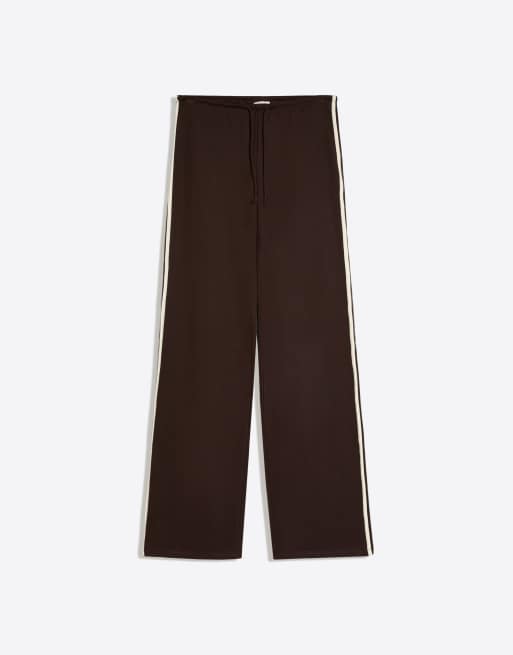 Bershka Contrast side-stripe joggers in brown, 5 of 5
