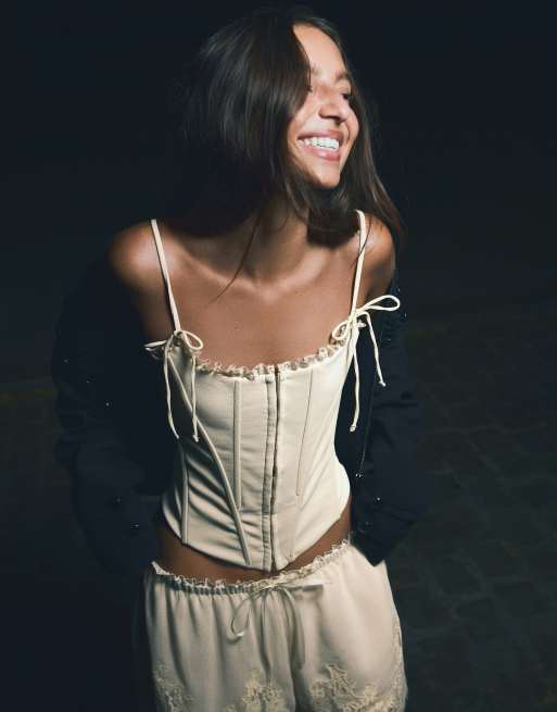 Bershka corsettop met bandjes in beige, 2 van 4