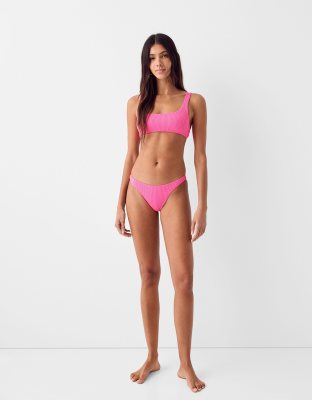 Bershka - Crinkle-Bikinioberteil in leuchtendem Rosa mit U-Ausschnitt, Kombiteil