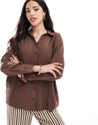 crinkle oversized shirt with tie back in chocolate-Brown