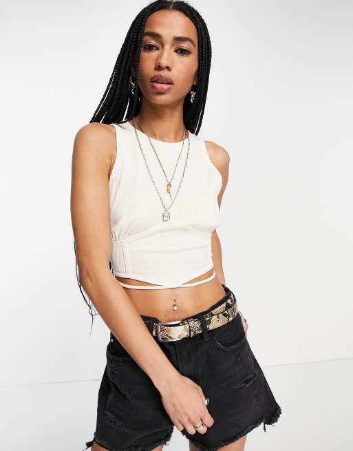 Bershka - Crop top color crema con cuciture sul bustino e laccetti avvolgenti