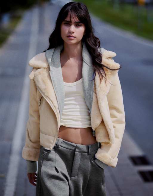 Bershka cropped bikerjack met dubbele stof in ecru, 2 van 5