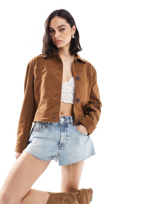Bershka – Cropped-Jacke aus Wildlederimitat in dunklem Hellbraun