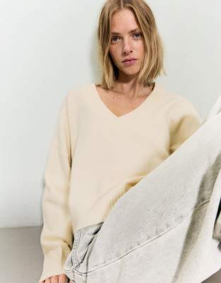 Bershka - Cropped Pullover in Ecru mit V-Ausschnitt-Weiß