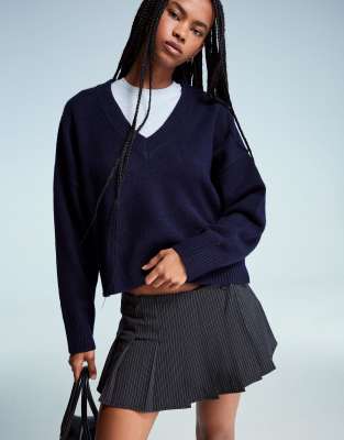 Bershka - Cropped Pullover in Jeansblau mit V-Ausschnitt