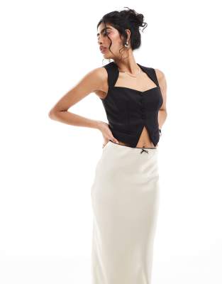 cropped sweetheart neckline vest in black