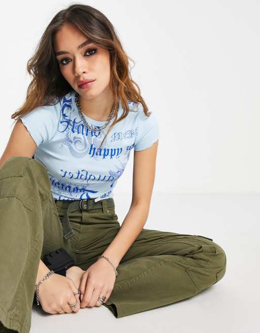 Bershka - Cropped T-shirt med grafisk tekstprint i blå