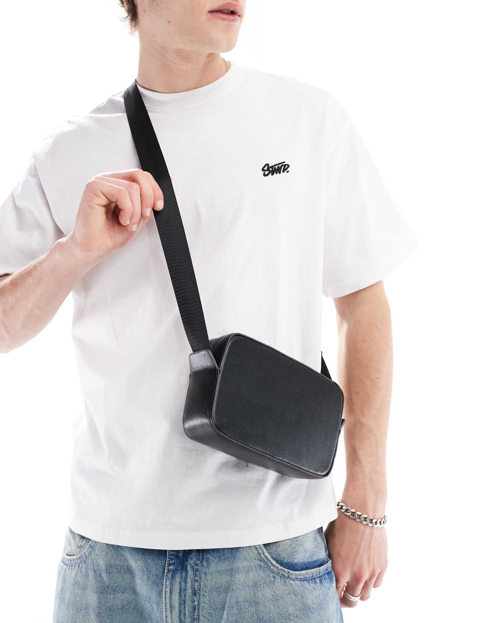 Сумка через плечо Bershka черного цвета 6390₽