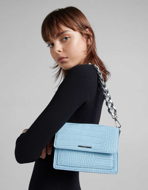 Bershka Crossbody tas met grove schakelketting in blauw met croc textuur