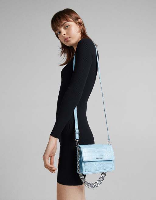 Bershka Crossbody tas met grove schakelketting in blauw met croc textuur