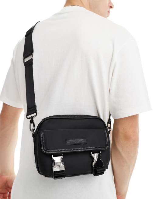 Bershka - Crossbodytas met gespsluiting in zwart