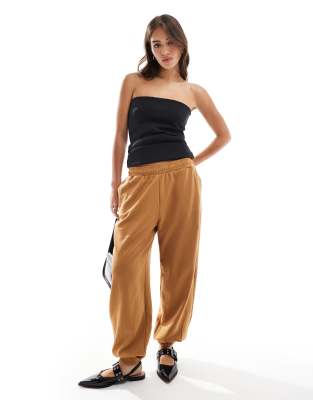 Bershka cuffed joggers in tan-Brown