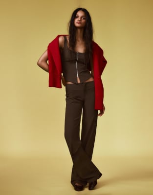 Bershka - Cummerbund - Hose in Braun mit niedrigem Bund-Brown