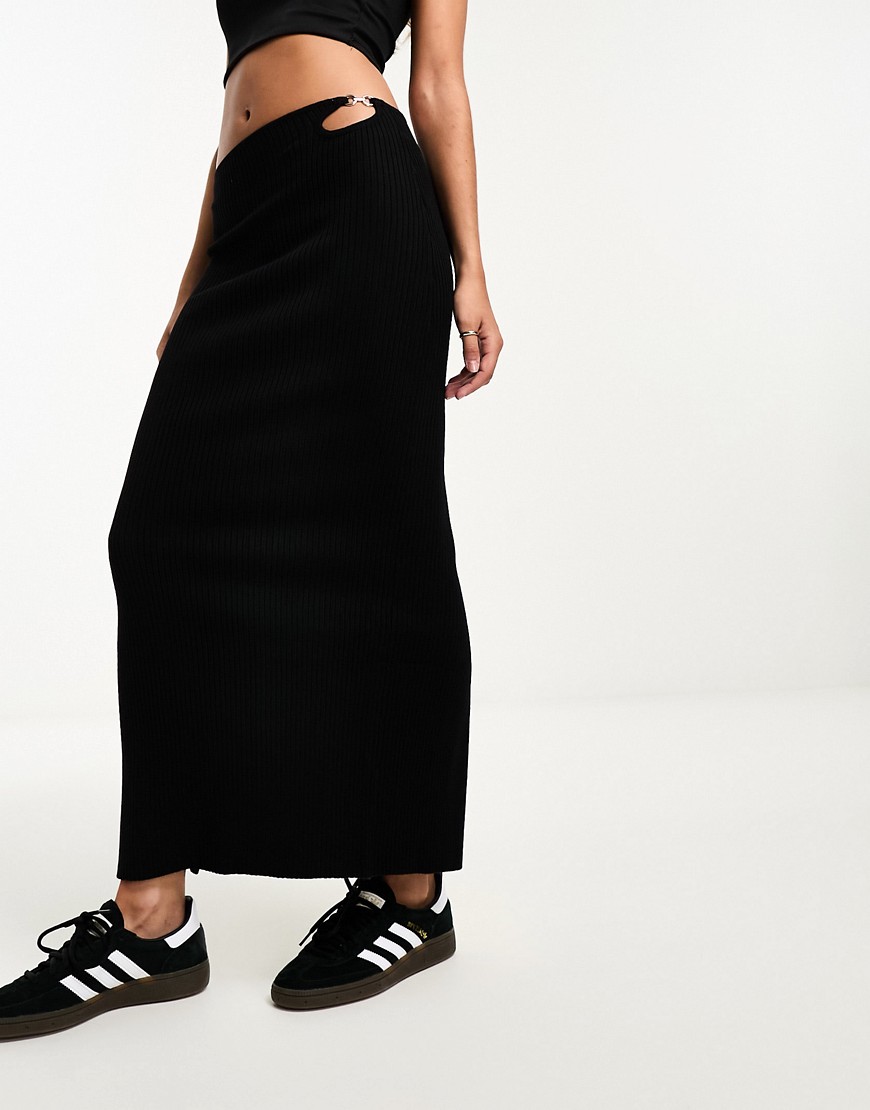 cut out buckle detail knitted midi skirt in black