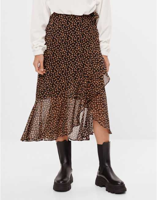 Bershka – Czarna kopertowa spódnica midi w kwiaty
