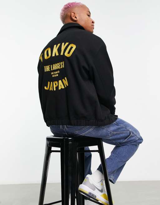 Bershka – Czarna kurtka typu coach z imitacji wełny z wyhaftowanym napisem „Tokyo”