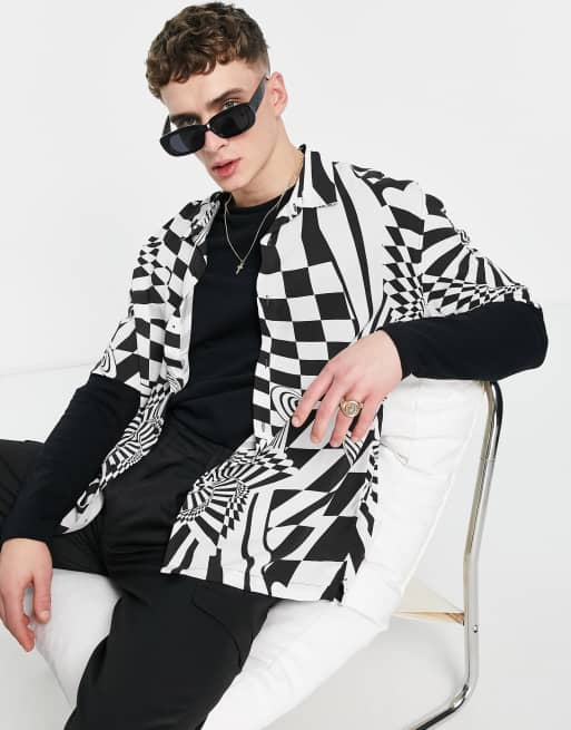 Bershka – Czarna satynowa koszula z abstrakcyjnym wzorem