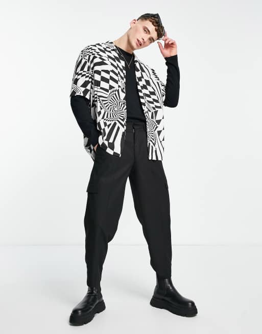 Bershka – Czarna satynowa koszula z abstrakcyjnym wzorem, 4 z 4