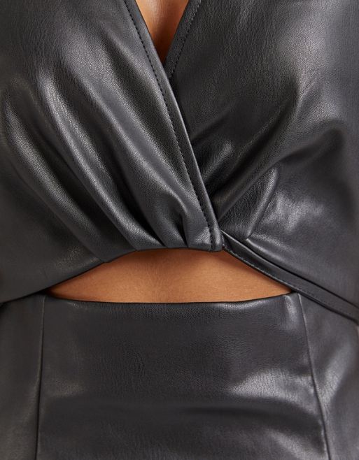 Bershka – Czarna sukienka koszulowa mini z poliuretanu z wiązaniem | ASOS