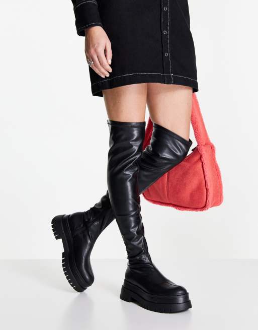 Bershka – Czarne buty na grubej płaskiej podeszwie nad kolano