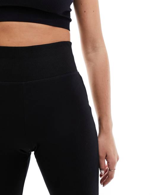Bershka – Czarne spodnie z rozszerzanymi nogawkami i wysokim stanem, 3 z 5