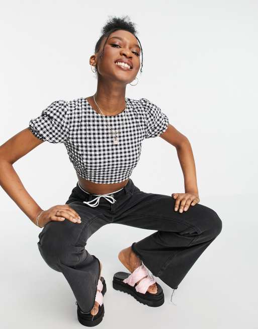 Bershka – Czarno-biała krótka bluzka z wiązaniem na plecach i wzorem w kratkę vichy