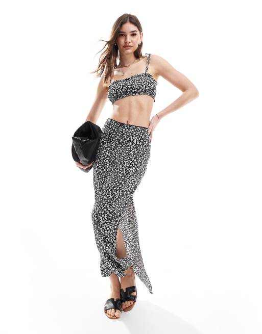 Bershka – Czarno-biała spódnica maxi w kwiatowy wzór z kontrastowym szwem