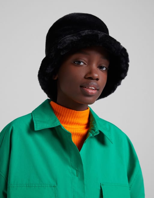 Bershka – Czarny kapelusz typu bucket z grubego futra
