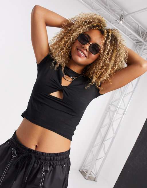 Bershka – Czarny krótki top z wycięciami i węzłem z przodu