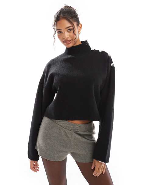 Bershka – Czarny sweter z golfem i złotymi guzikami - view 1