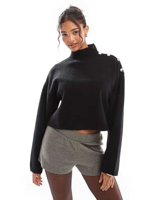 Bershka – Czarny sweter z golfem i złotymi guzikami
