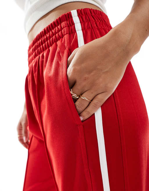 Bershka – Czerwone spodnie dresowe z szerokimi nogawkami i lamówką, 3 z 4