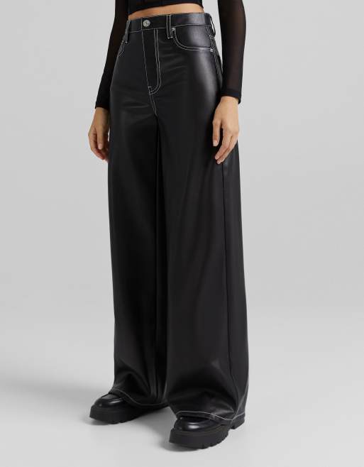 Bershka - Dad broek van imitatieleer met wijde pijpen en contrasterende stiksels in zwart