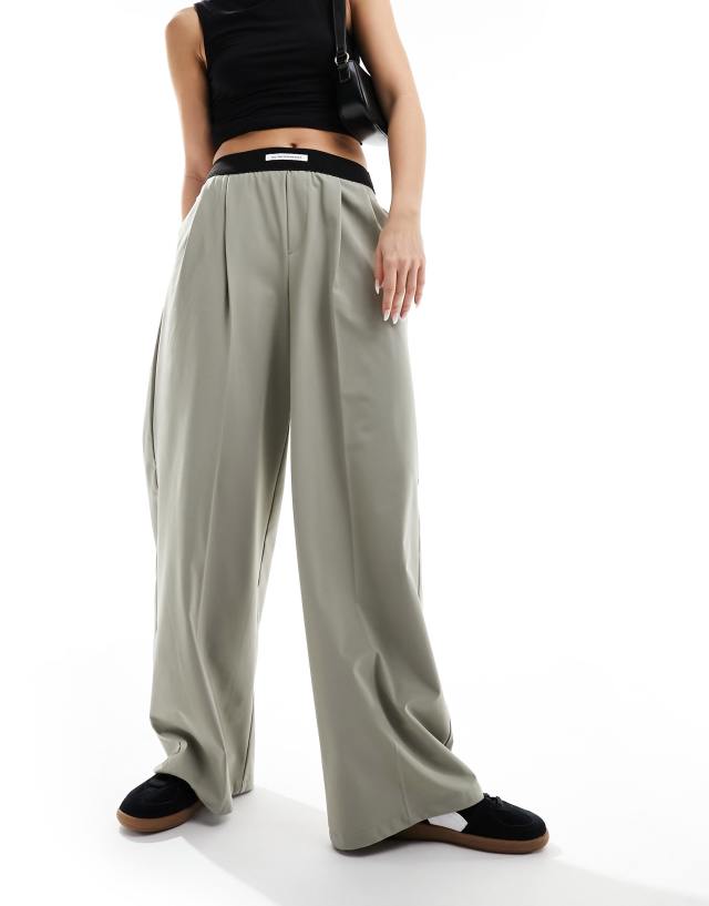 Bershka - deep waistband wide leg trousers in light brown