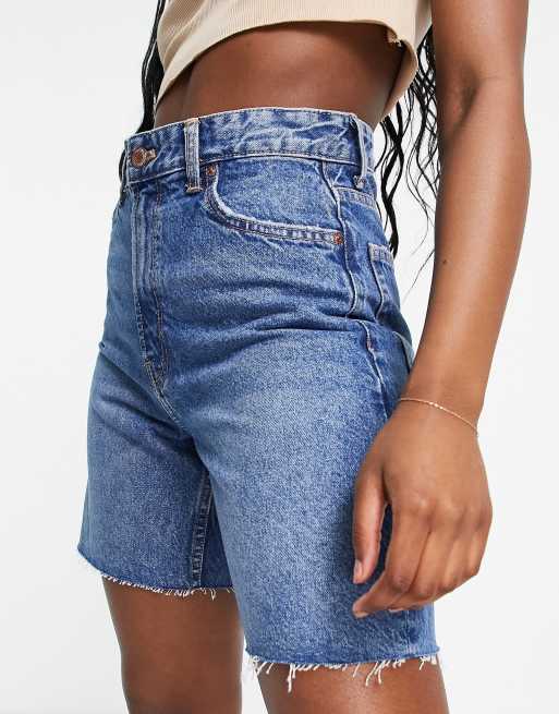 Bershka - Denim shorts met lange pasvorm in middenblauw