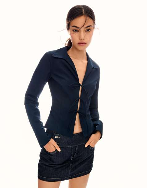Bershka - Denimblå og tætsiddende T-shirt med bindebånd - view 1
