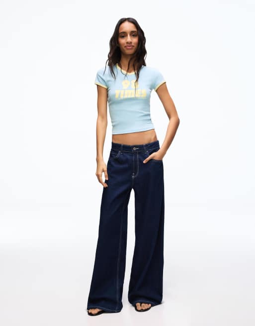 Bershka - Denimblå T-shirt med korte ærmer og kontrasterende print, 4 af 4