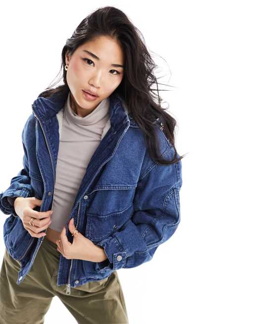 Bershka - Denimjakke i utility-stil med hætte i mellemblå vask 
