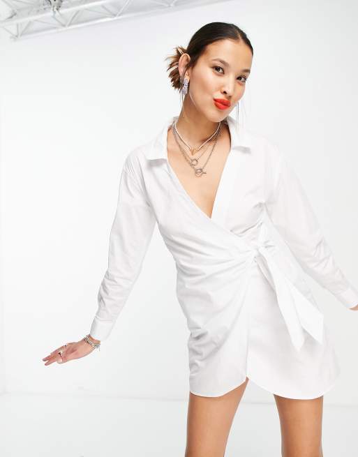 Bershka - Diepuitgesneden wikkeljurk met V-hals in wit