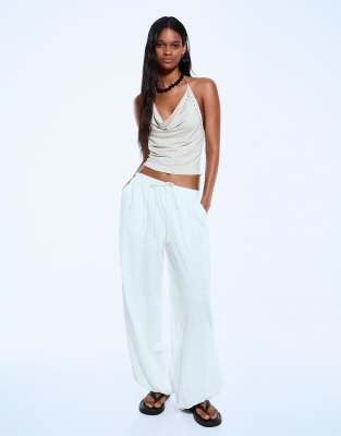 Bershka - Drapiertes Oberteil in Beige mit Nieten-Neutral