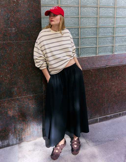 Bershka Elasticated waist midi skirt in black, 3 of 5