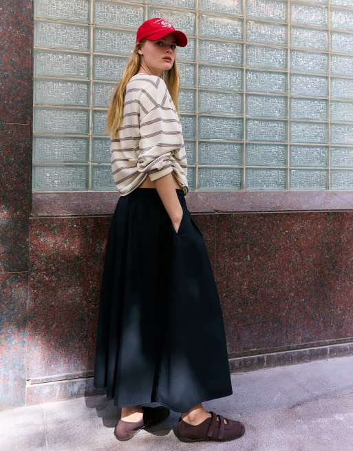 Bershka Elasticated waist midi skirt in black, 4 of 5