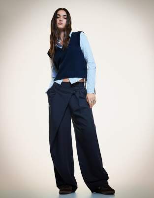 Bershka - Elegant geschnittene Hose in Marineblau mit überkreuztem Bund