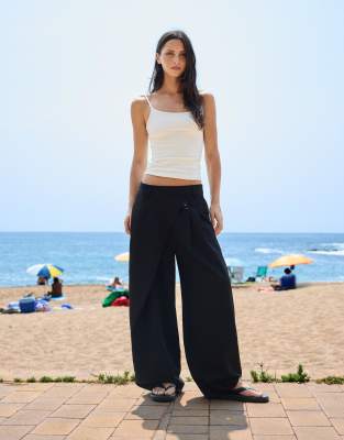 Bershka - Elegant geschnittene Hose in Schwarz mit überkreuztem Bund