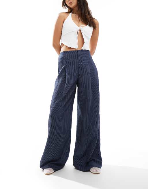 Bershka - Elegante gestreepte broek met wijde pijpen en hoge taille in blauw