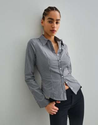 Bershka - Elegante Hemdbluse in Dunkelgrau mit ausgestellten Ärmeln