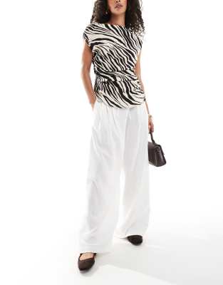 Bershka - Elegante Hose in Ecru mit weitem Schnitt-Neutral