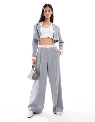 Bershka - Elegante Hose in Grau mit weitem Schnitt und gestreiftem Bund, Kombiteil