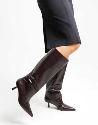  Embossed kitten-heel boots 