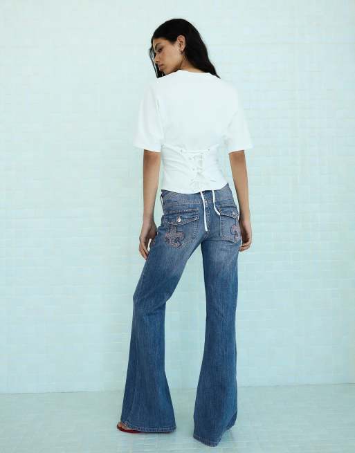 Bershka Embroidered low-rise flared jeans in mid blue, 3 of 5
